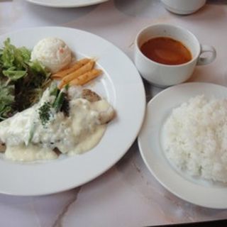 白身魚のソテー～ホワイトソース(パイル カフェ エビス （Pile Cafe Ebisu）)