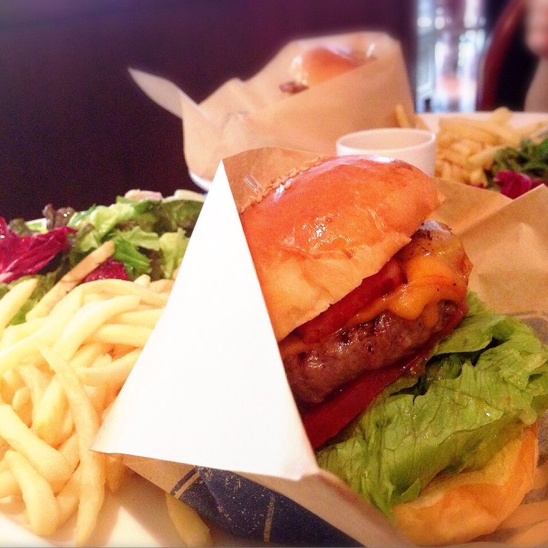 自家製100%ビーフパティのハンバーガー(ローダーデール)