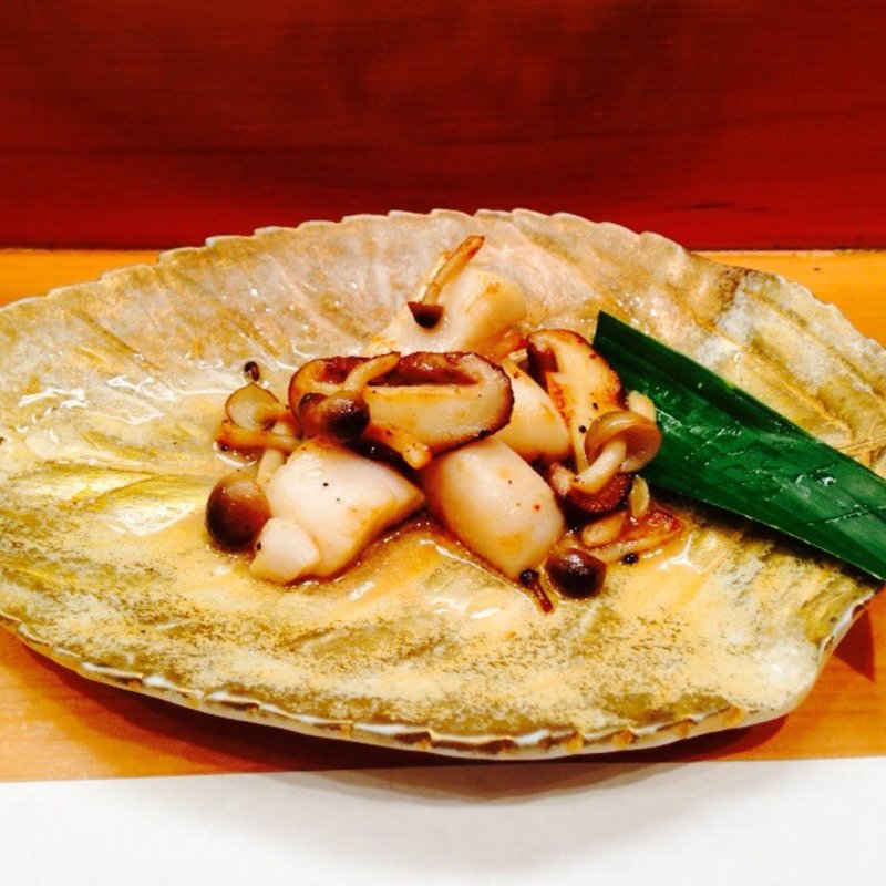 ほたてと椎茸のバター炒め(鮨 さるたひこ)