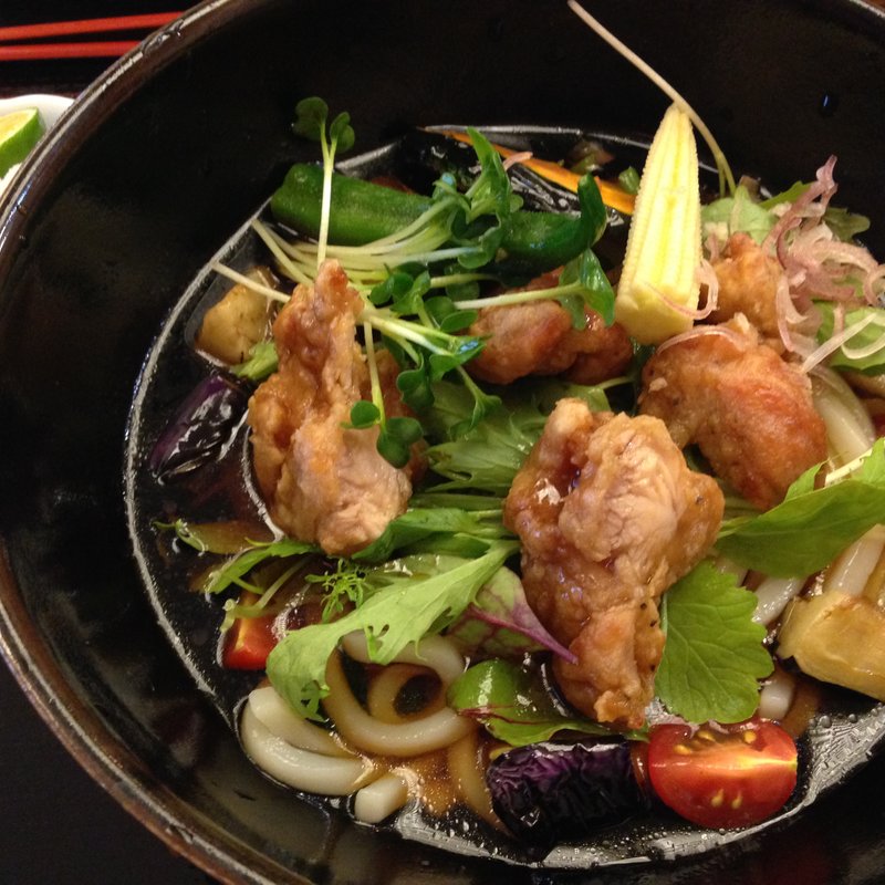 若鶏竜田と夏野菜の冷やしうどん(仙川 湯けむりの里 )