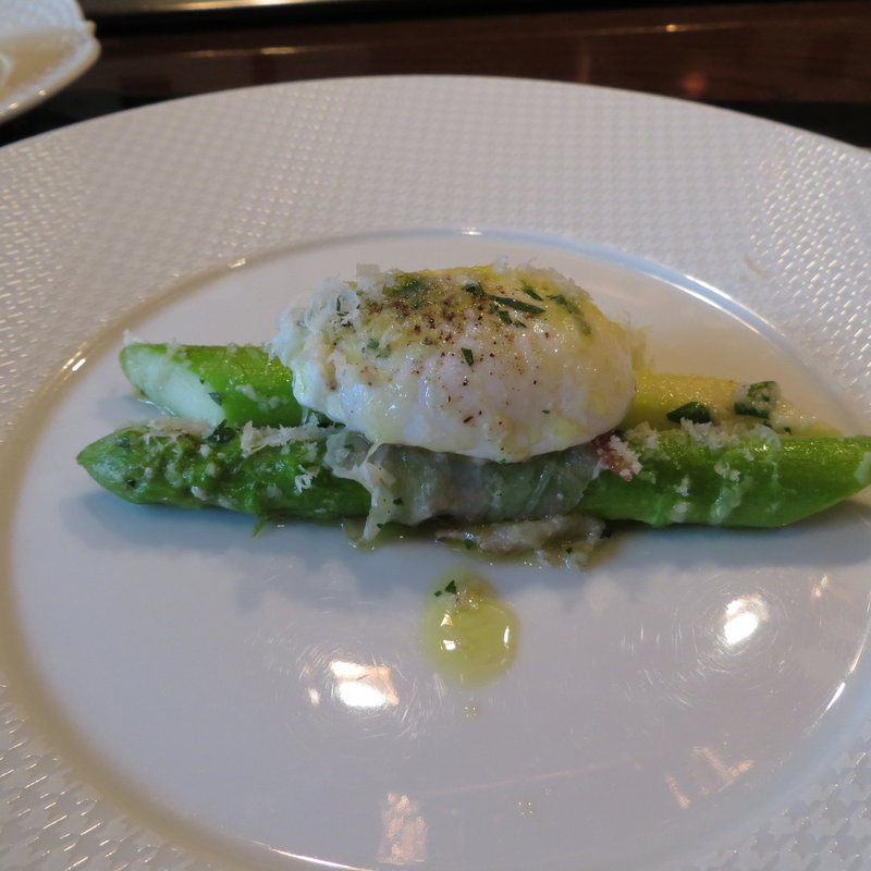 アスパラのソテーとポ－チドエッグ(あざみ野うかい亭)