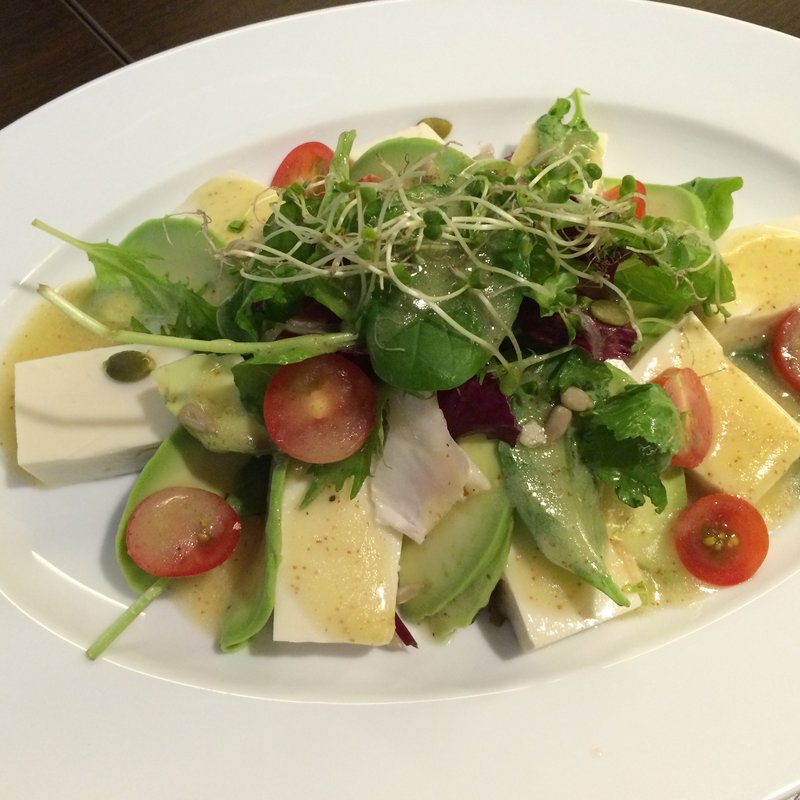 豆腐とアボカドのサラダ(ハヌル )