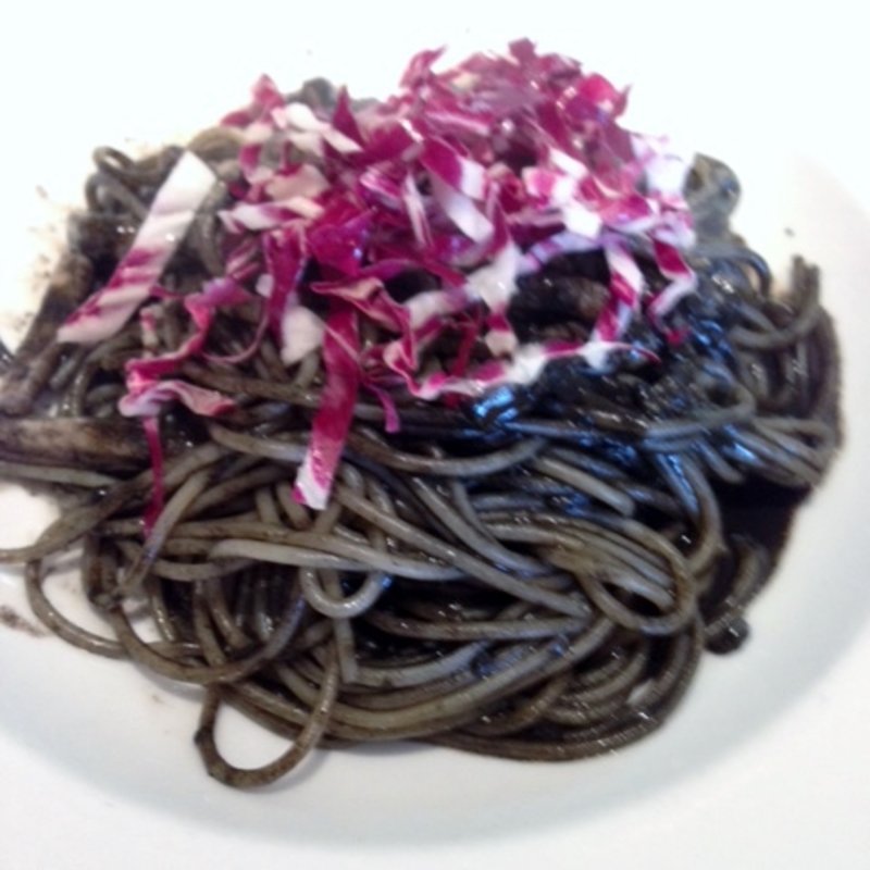 スルメイカを入れたイカスミのスパゲッティー(Arzonie ITALIA )