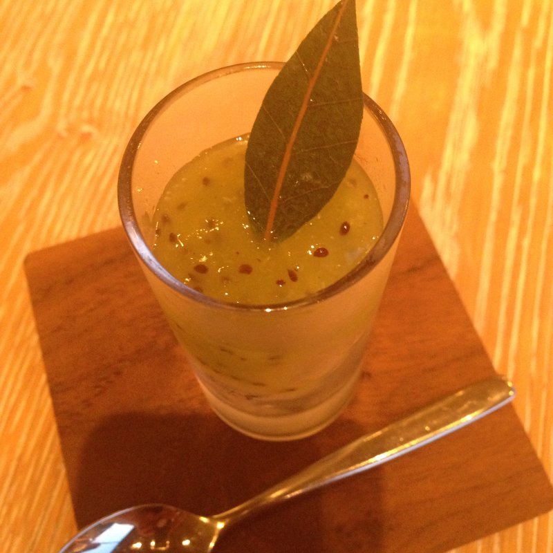 キュウイとローリエのジュレ(ラス)