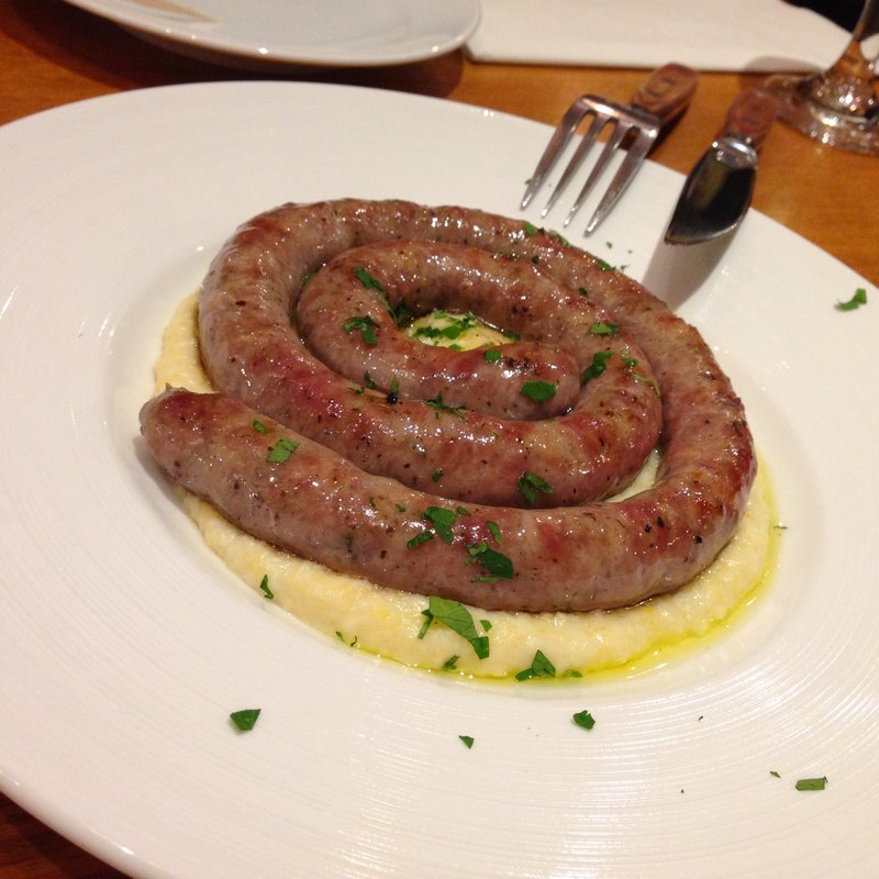 手作りサルシッチャ “ルガーネガ”の炭火焼(アンティカ･オステリア･マジカメンテ)