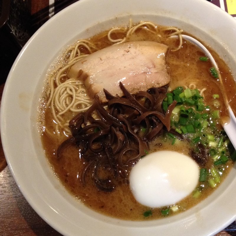 黒とんこつラーメン(東京とんこつ萬燈行)
