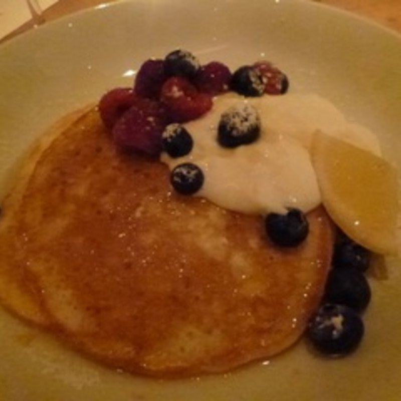 バターミルクパンケーキ フレッシュフルーツ・ヨーグルト(bills 表参道)