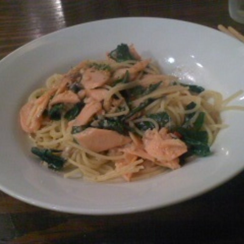 サーモンとほうれん草のペペロンチーノ(町屋 イタリアン食堂 ぶるたぁにゅ)