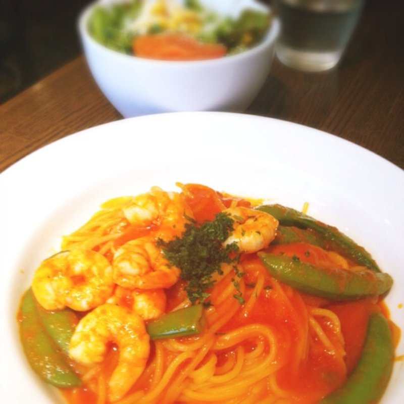 エビとスナップエンドウのピリ辛トマトソーススパゲティ(ワインバー＆ダイニングR 新富町)