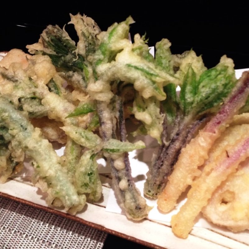 山菜とレンコンの天ぷら(酒房　猩猩)