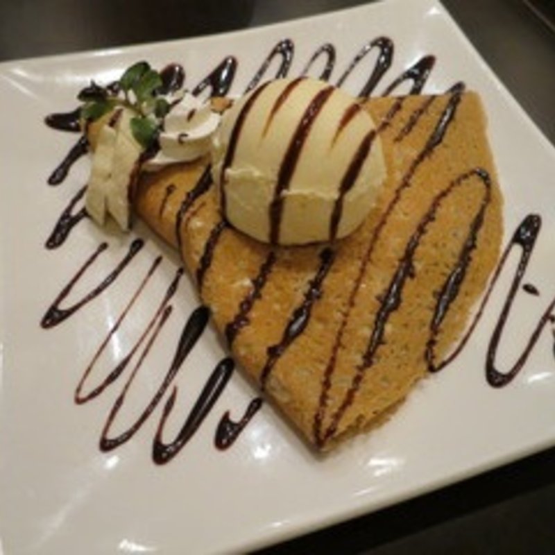 バニラアイスとバナナのガレット チョコレートソース(ビストロ ワイン カフェ ハース （Bistro Wine Cafe HEARTH）)