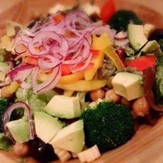アボカドと16種の野菜サラダ(ビストロ ワイン カフェ ハース （Bistro Wine Cafe HEARTH）)