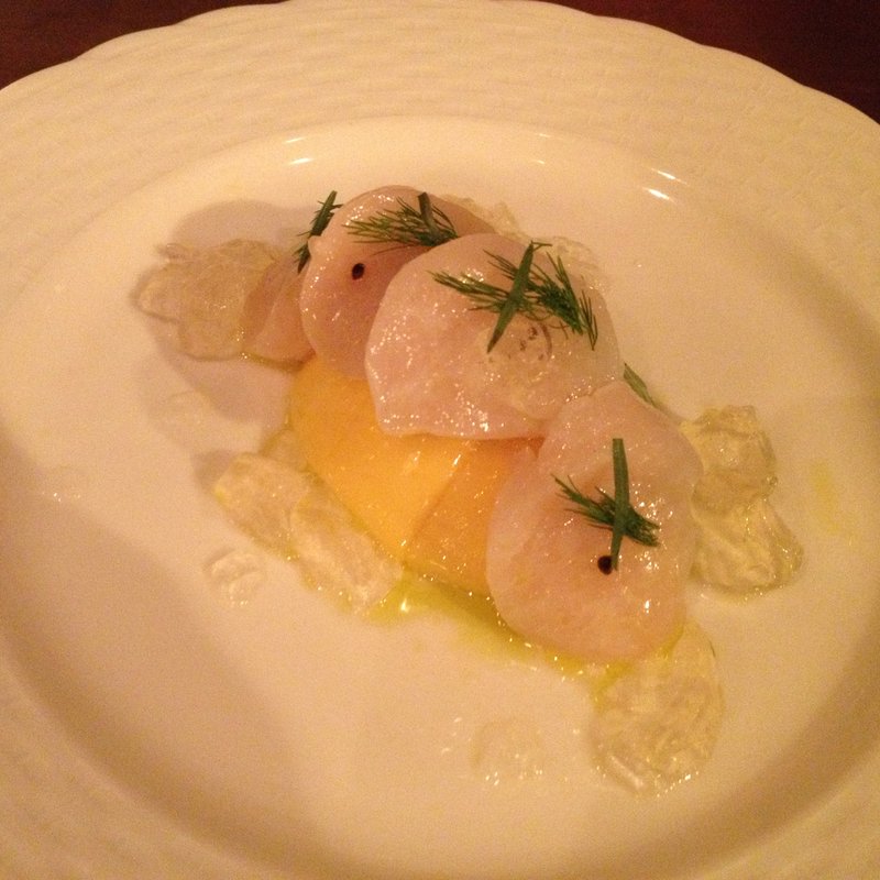 生ホタテとアボガド、マンゴーのサラダ(organ)