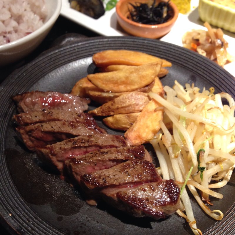 ドライエイジングビーフステーキ8種類のおばんざいプレート(市場小路 寺町本店 （イチバコウジ）)