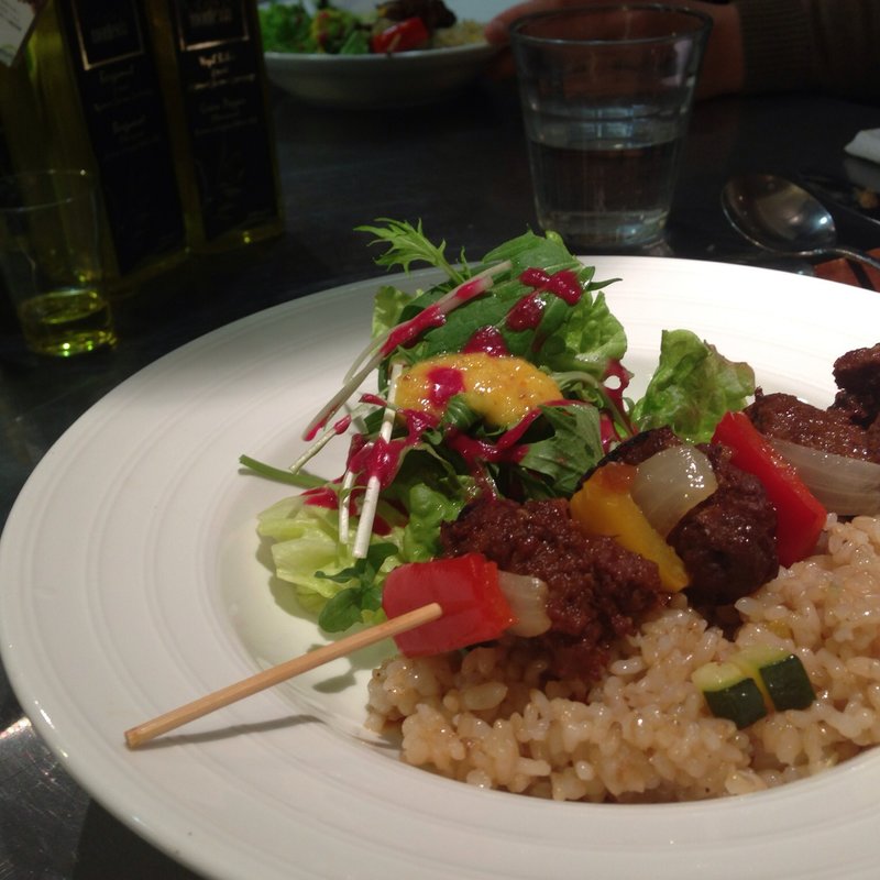 大豆ミートのサテと玄米リゾット(たまな食堂)