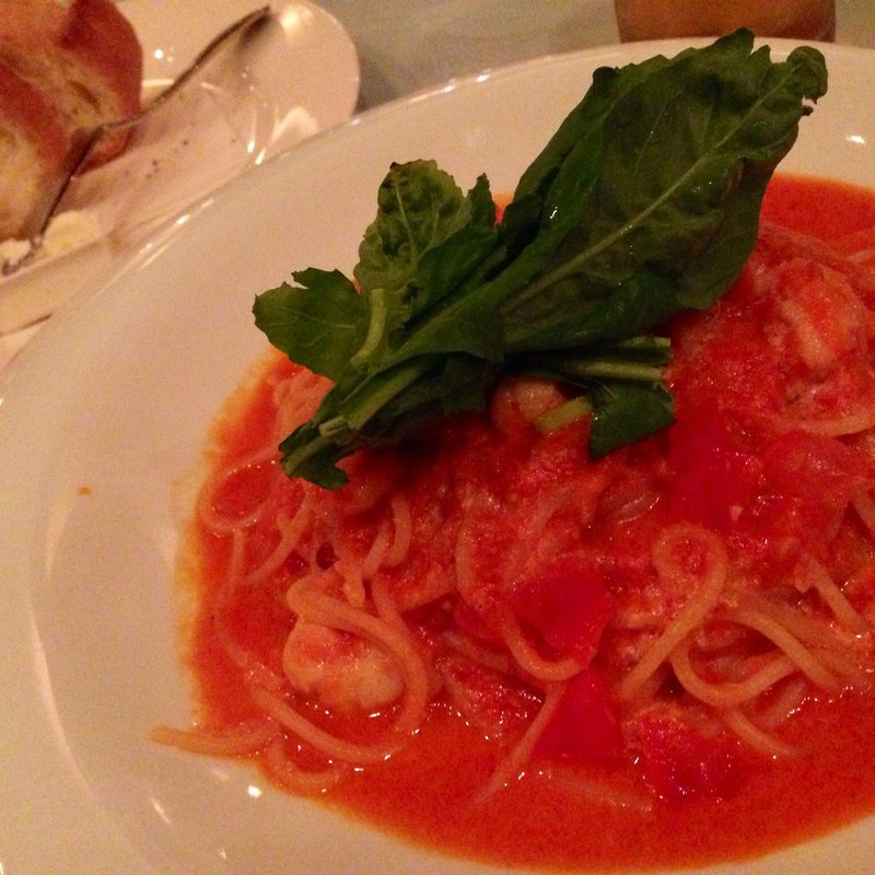  小海老とルッコラのフレッシュトマトクリーム(トゥ・ザ・ハーブズ青山本店)