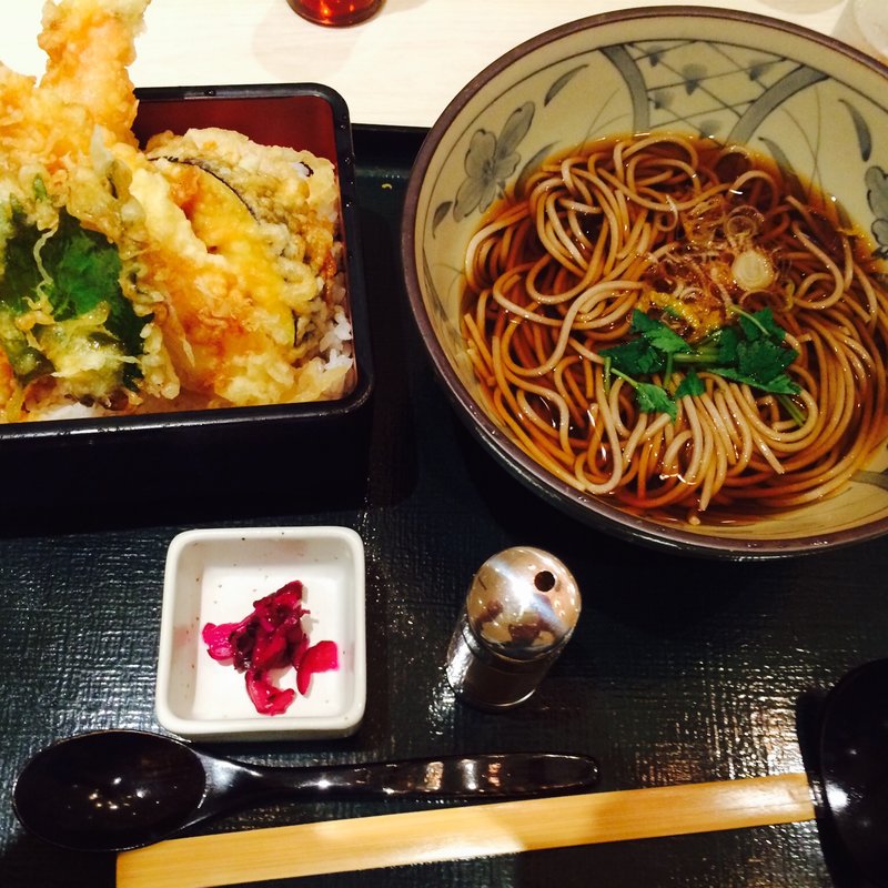 天重とそばのセット（温）(新宿ローズ邸)