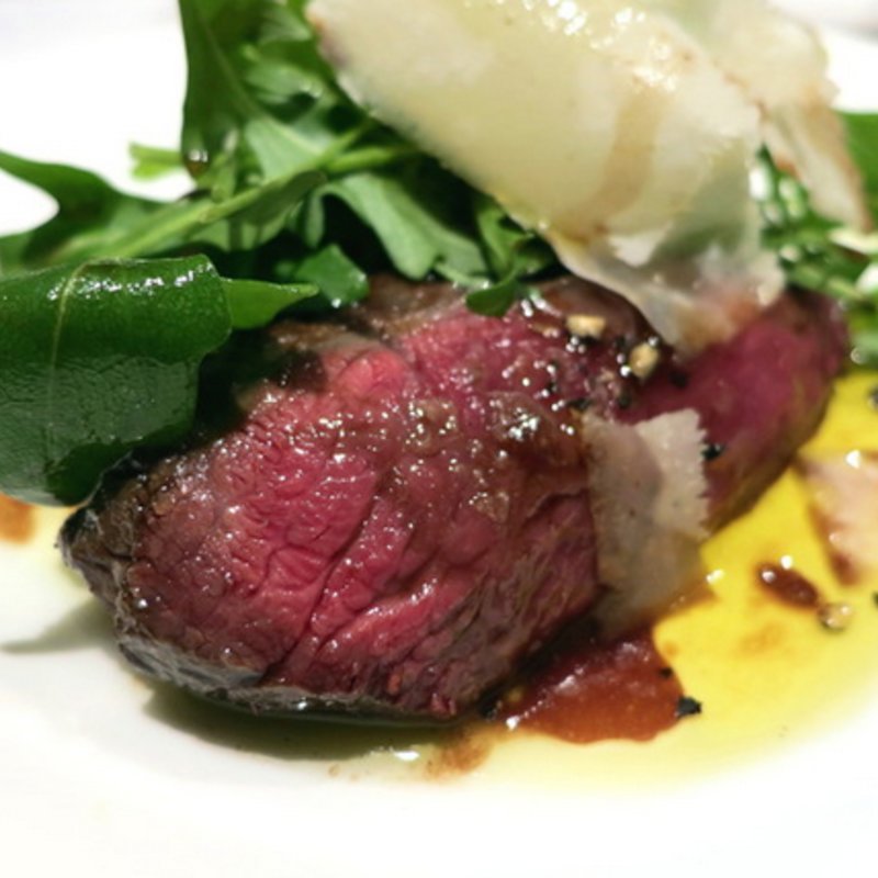 蝦夷鹿のタリアータのアップ(DIRITTO)