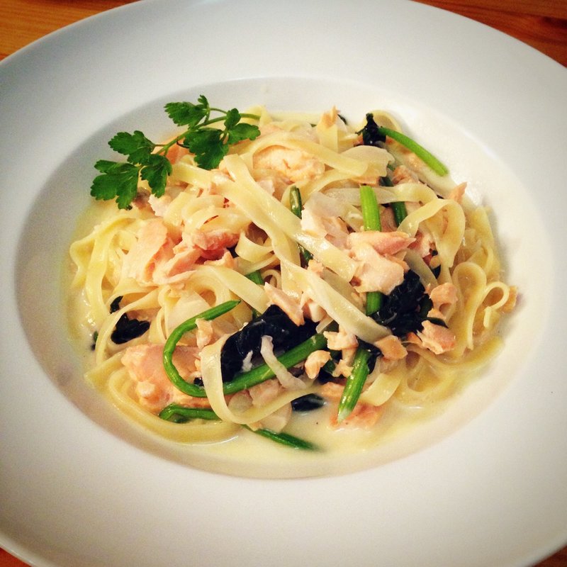 タリアテッレのサーモンと法蓮草のクリームソース(ブラン)