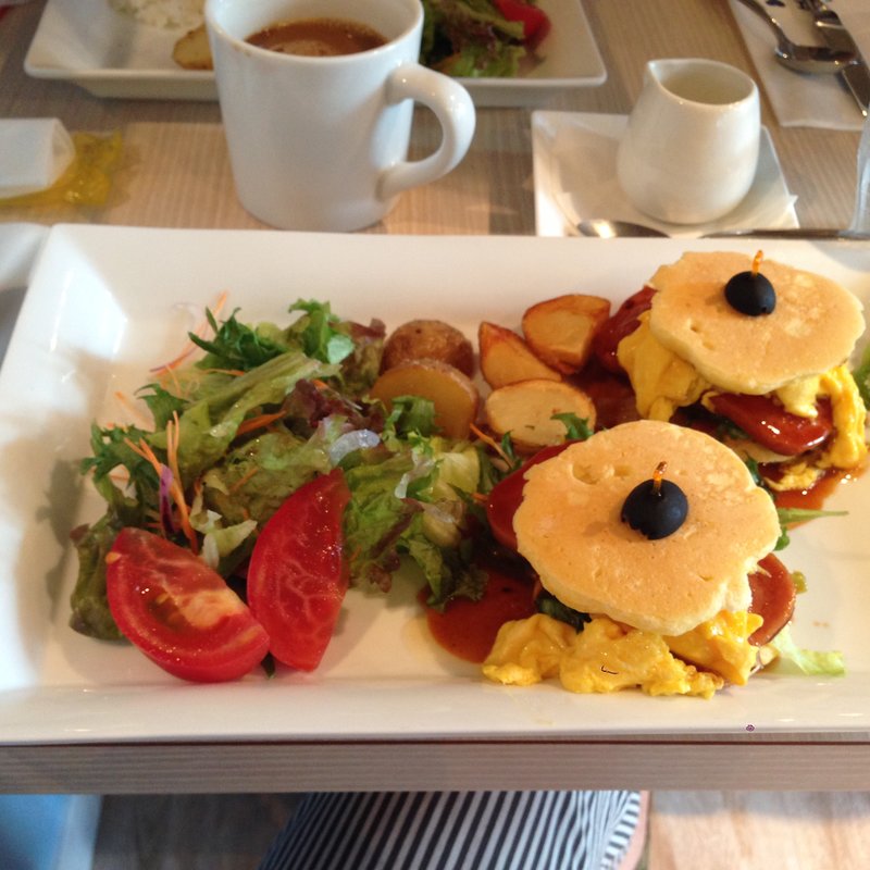 スパムバーガーパンケーキ(サラダ付き)(モケス ブレッドアンドブレックファースト 中目黒店 （Moke's Bread & Breakfast）)
