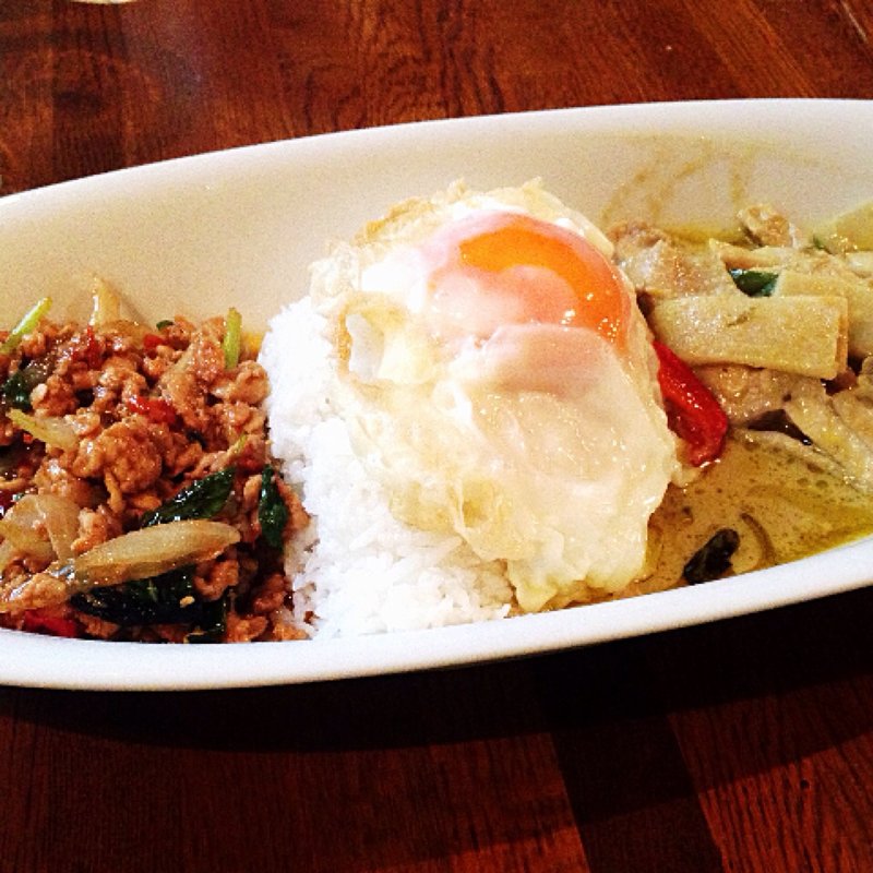  鶏挽き肉のバジル炒めとグリーンカレーのコンビネーション(ソイ7)