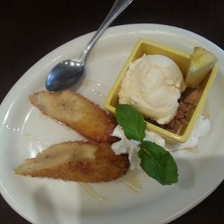 deep fried banana with ice cream(Chukaya Sea Dragon Table)
