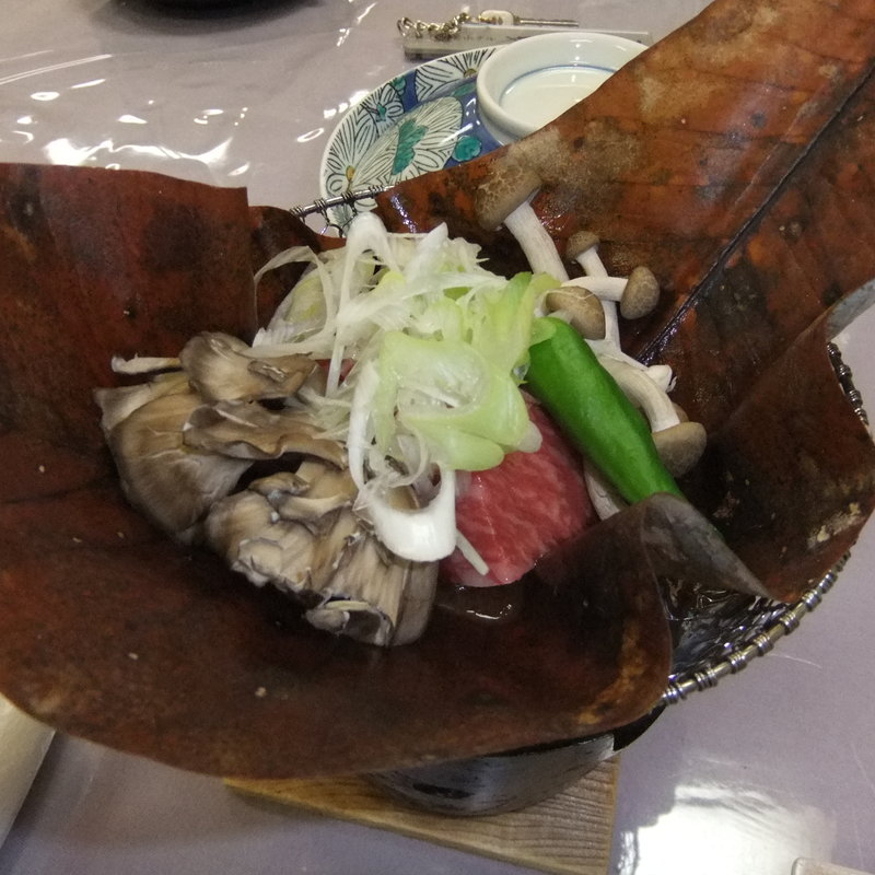 葉っぱで頂くすきやき(ホテルやまぶき)