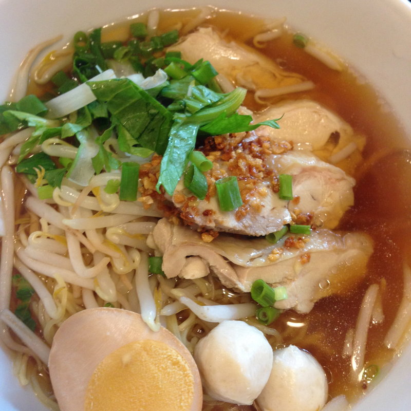 タイ屋台の汁そば蒸し鶏のせ クイッティオガイ(タイレストラン 沌-Thong- コレド日本橋店)