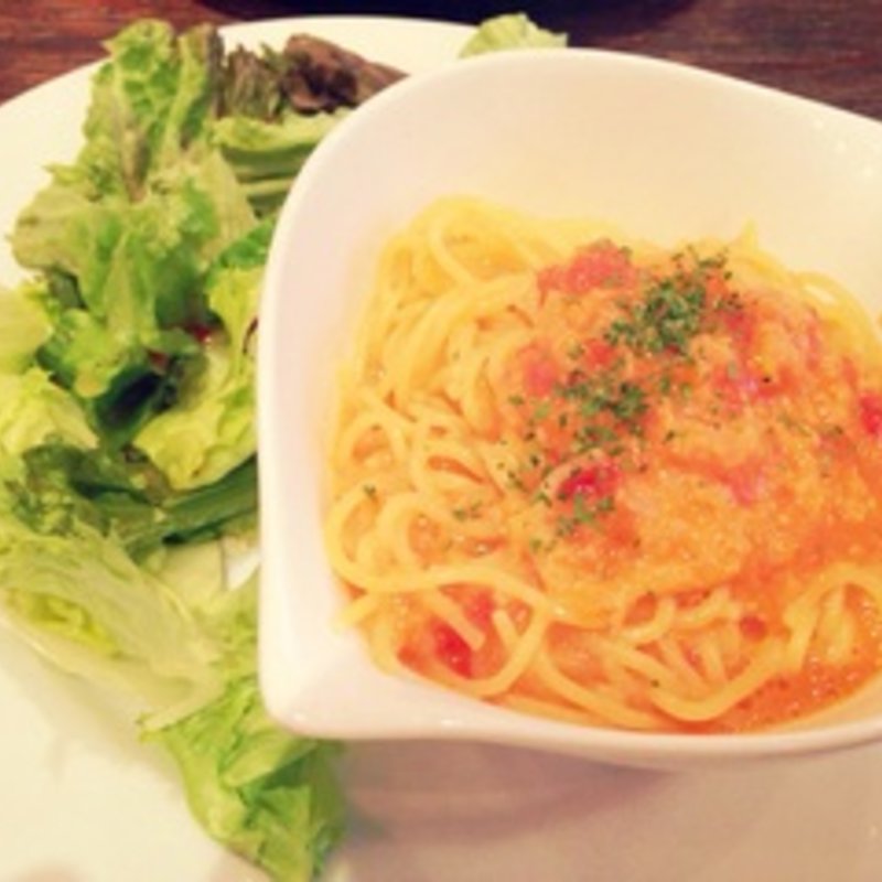 カニとトマトのクリームパスタ(カフェ ポーズ)