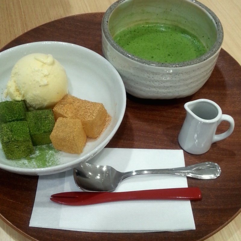 2色のわらび餅(よーじやカフェ 渋谷ヒカリエ ShinQs店)