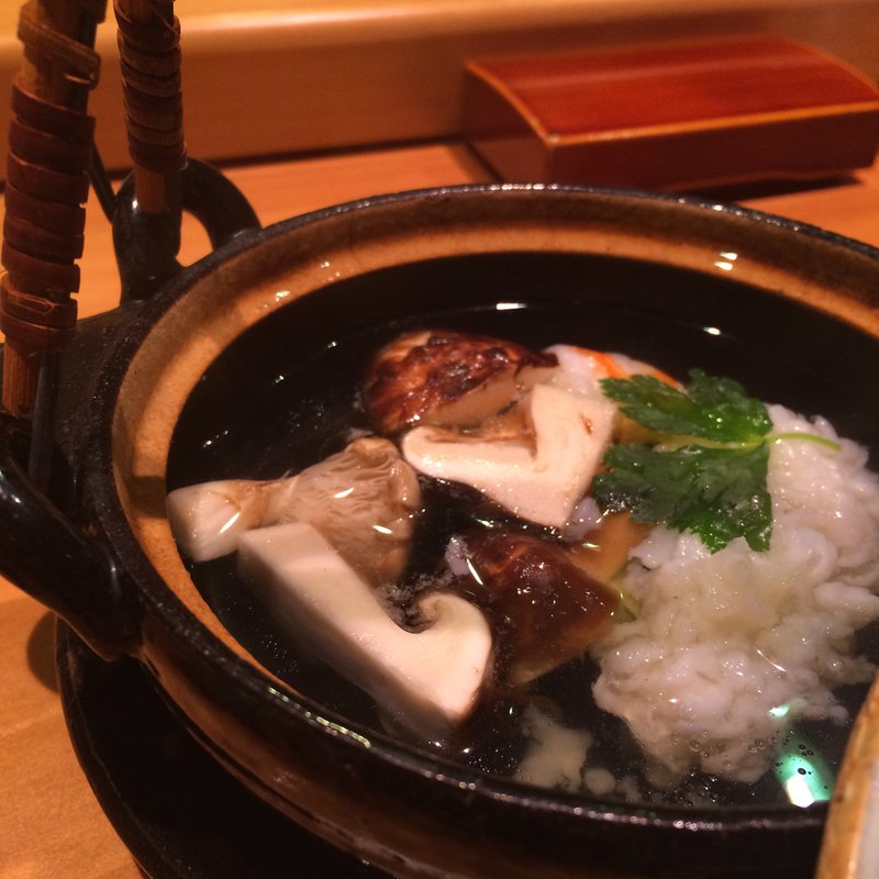 松茸の土瓶蒸し(すし屋の桐野 （すしやのきりの）)