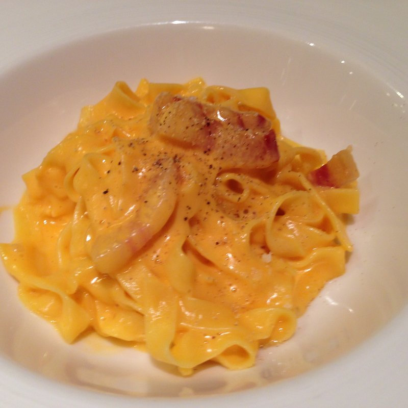 幻の青い卵(アロウカナ)の濃厚カルボナーラ"手打ちフェットチーネ"(イル クッキアイオ ディ アンジェロ)