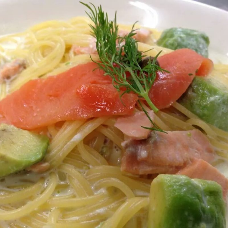 サーモンとアボカドのパスタ(アルコバレーノ)