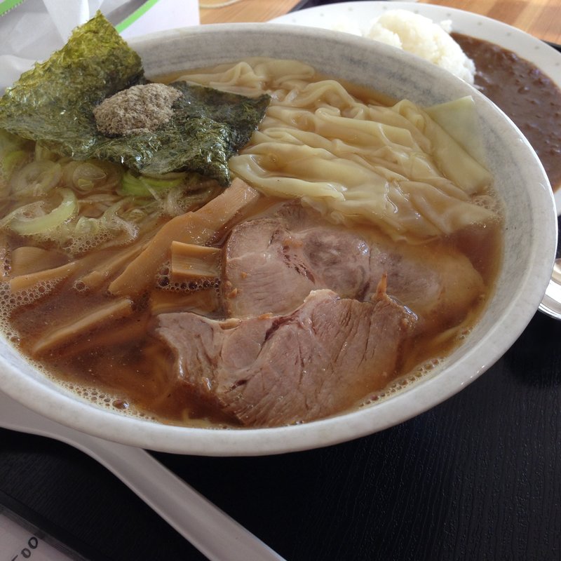 煮干しワンタン麺大盛り＆半カレー(まるご食堂 )