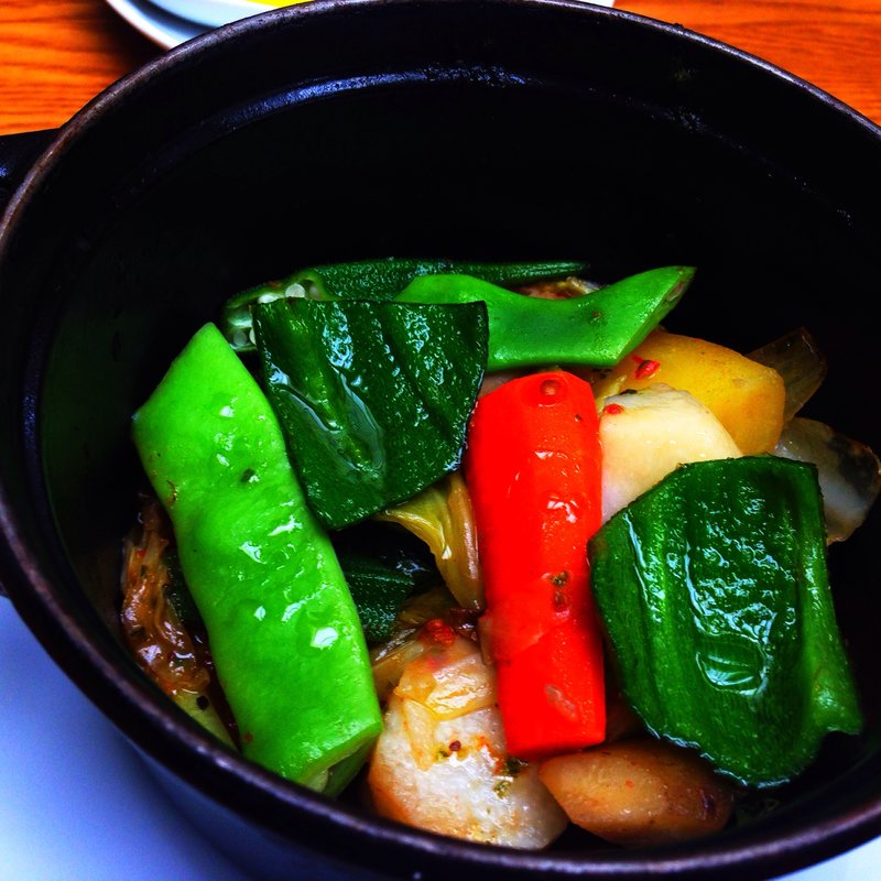 Lunch A【本日のスープ + 日替わり野菜アミューズ3品 ＊ 当店のSpecialités 季節野菜のバリグール風 ・スペアリブ入り ＋450円 ・海の幸入り・ ＋450円 ＊ 天然酵母のパン or 兵庫県産有機玄米ご飯 ＊ オーガニックコーヒー or オーガニックティー  （自家製プチデザート＋250円）】(野菜ビストロ レギューム)