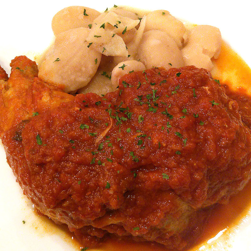 国産ひな鶏の骨付きもも肉のトマト煮込み(Bistro Cafe GAVA)