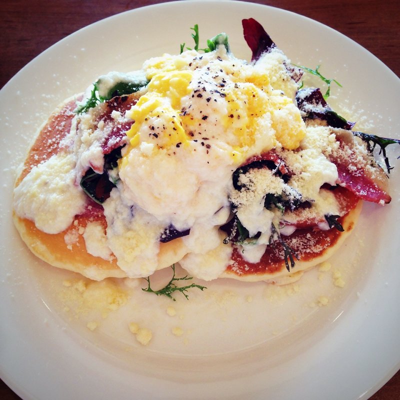 ホワイトソースとベーコンのパンケーキ(カフェ バナーノ 新越谷店)