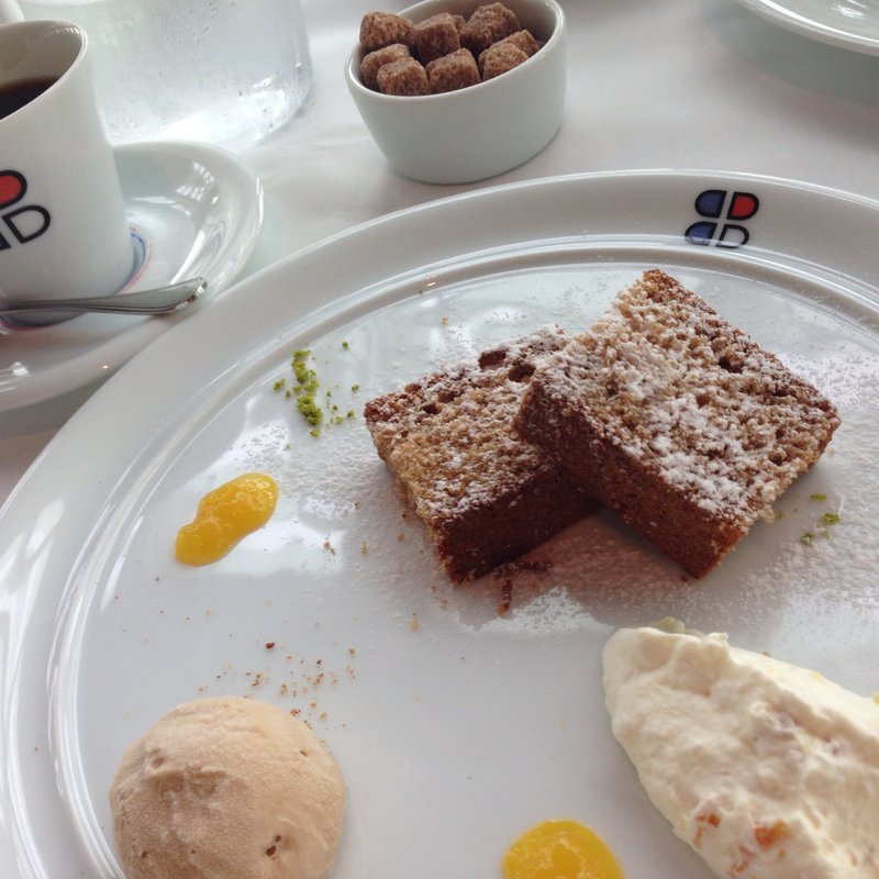 紅茶風味のジェのワーズ(ブラッスリー ポール・ボキューズ ミュゼ （BRASSERIE PAUL BOCUSE Le Musee）)