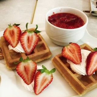 Belgian waffles with strawberries(Cafe Laufer)