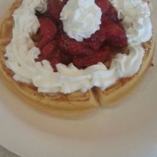  strawberry whipped waffle(KOA PANCAKE HOUSE)