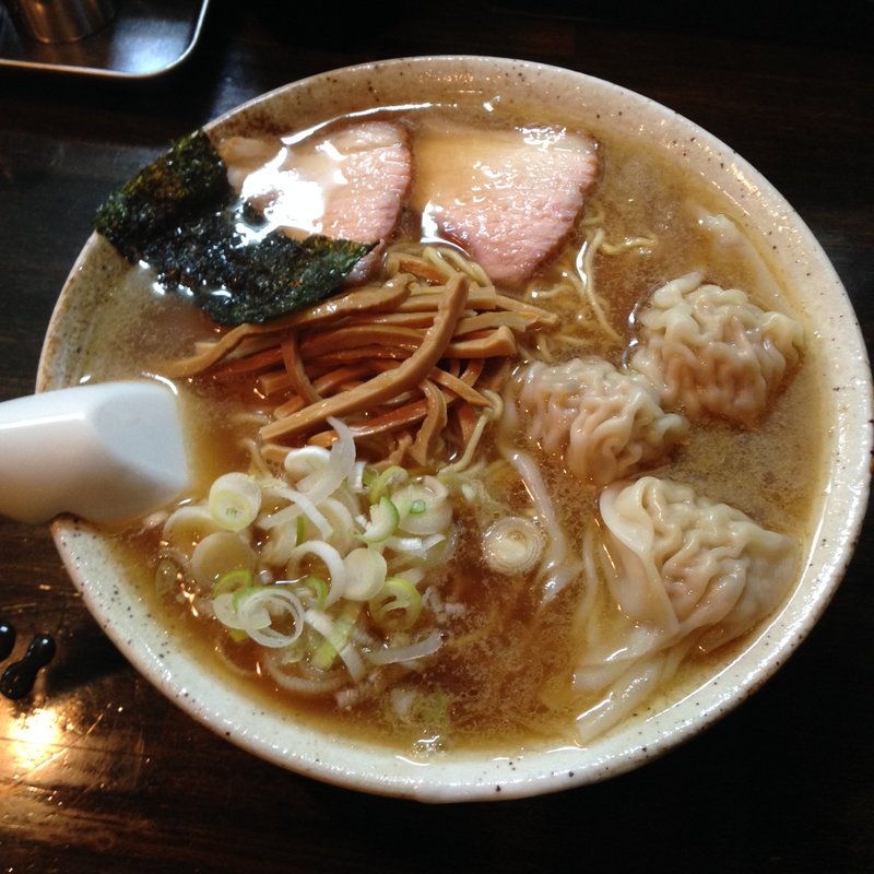 ワンタンラーメン（3ヶ入、大盛り）(よっててい )