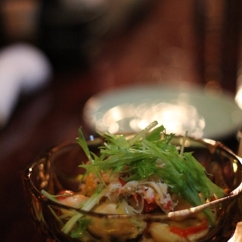 (心斎橋 極上鍋で作る活オマール海老のハーブ蒸し 貝と海老そして蟹)