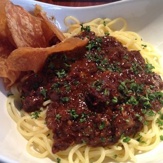 吉田PASTA【吉】グレービーミートスパ with半熟玉子＆チップス(Osteria 吉田PASTA BAR （オステリア ヨシダパスタバー）)