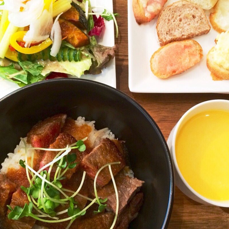 ビーフステーキ丼ランチ(カジュアルアメリカンレストランBB’s。（ビービーズ）)