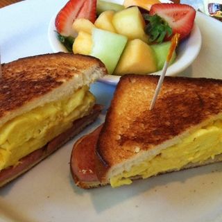 Spam and egg on Hawaiian toast(King's Hawaiian Bakery )
