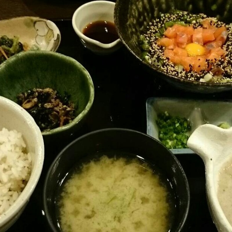 サーモンのネバネバ膳(とろろや ラシック店)