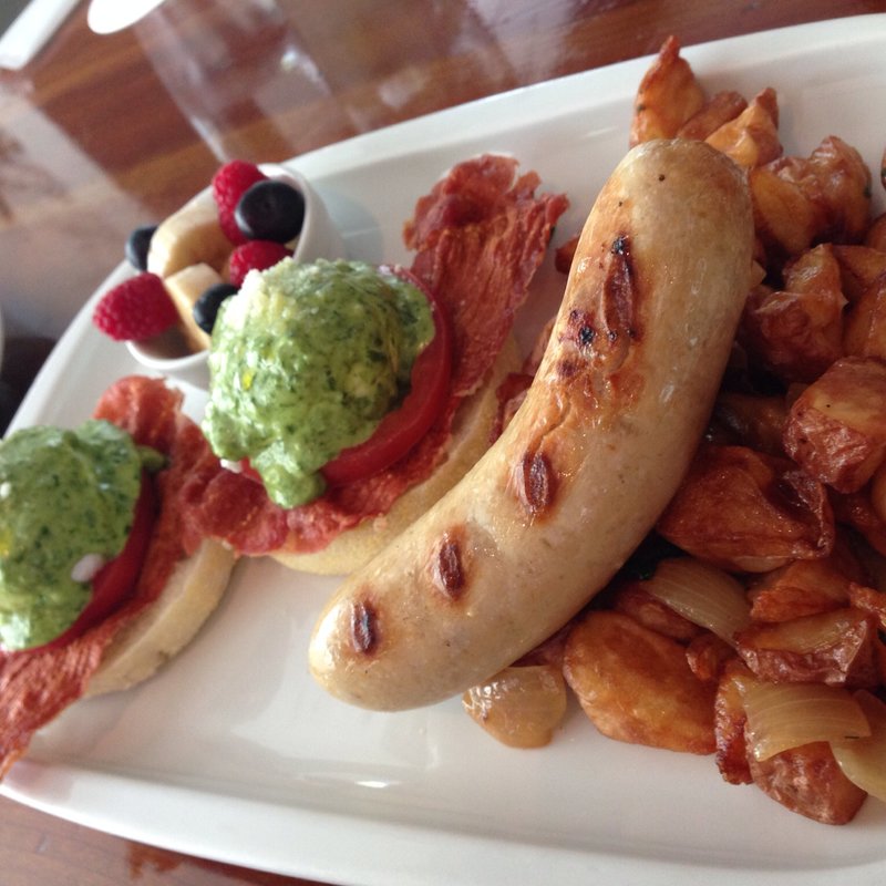 半熟卵とイングリッシュマフィン(beacon)