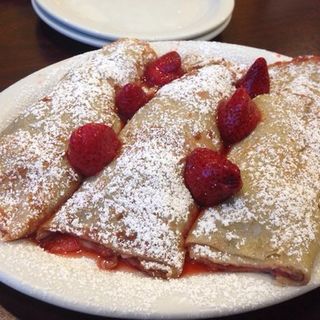 Strawberry and Sour Cream Crepes(Eggs 'n Things )