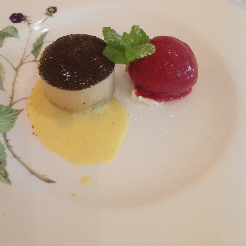 紅茶のムースベリーのソルベ添え(レストラン虫狩)