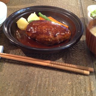 タジン蒸しハンバーグ(蒸し料理とお酒のお店 Choi)